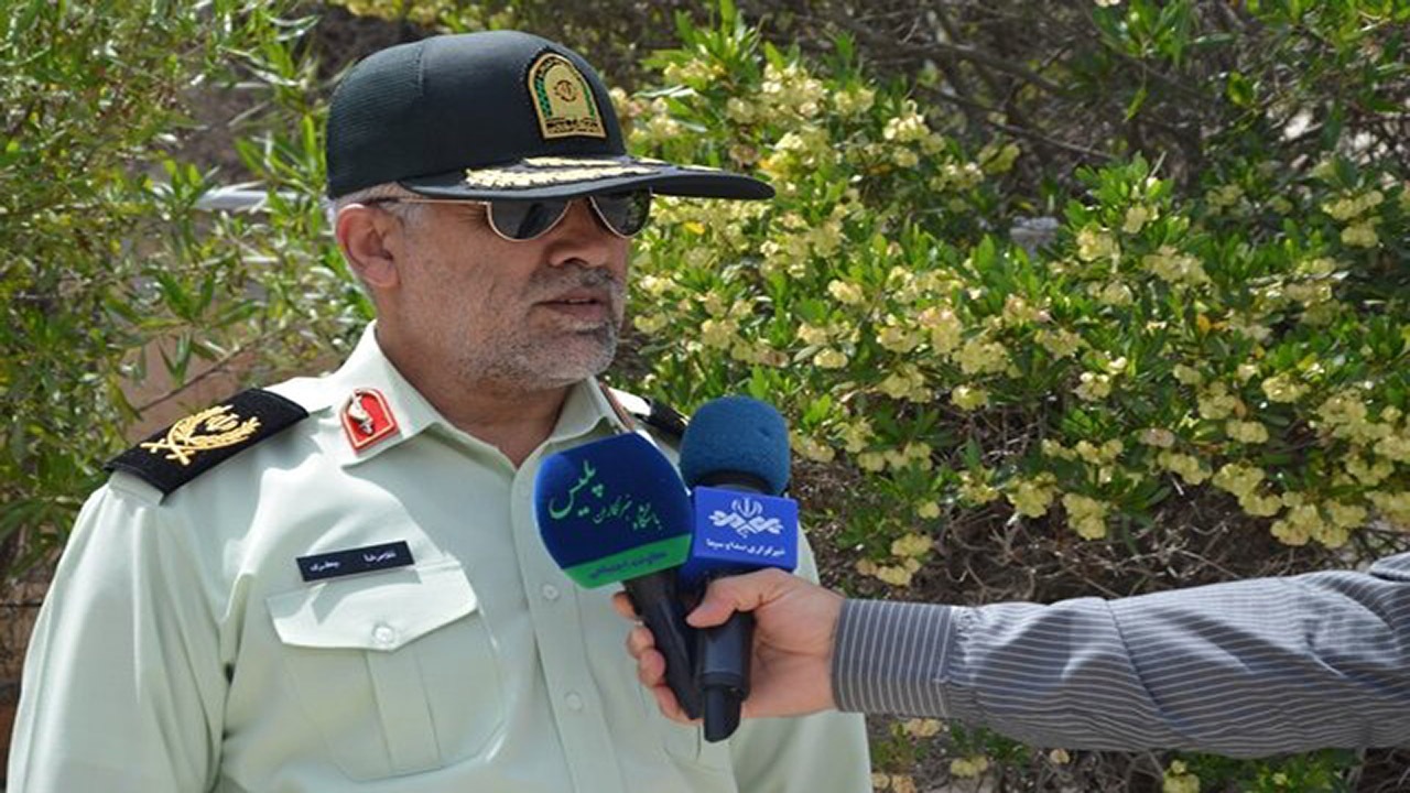 ۲۰ قبضه اسلحه کلت کمری و ۵۵۰ فشنگ از یک سواری پژو در میناب کشف شد