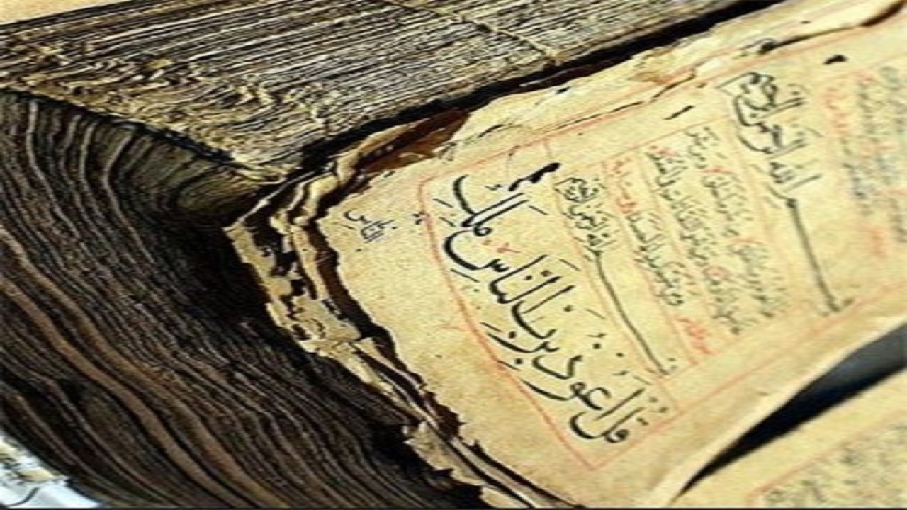 اهدای بیش از هزار و ۲۰۰ نسخه خطی و سنگی به کتابخانه آستان قدس رضوی