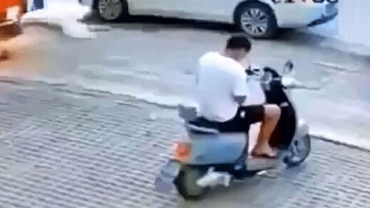 تصادف پیک فست فود با خودروی بکسل شده + فیلم