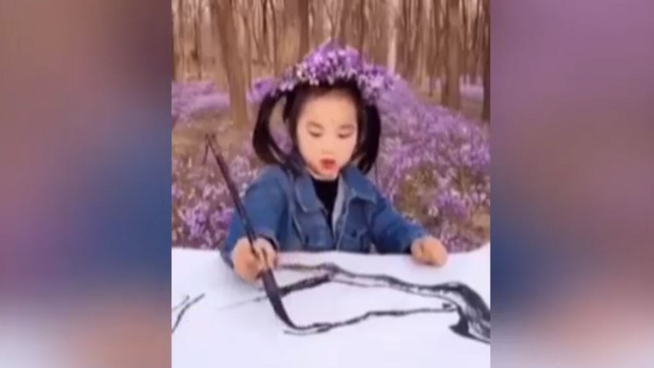 مهارت دختربچه چینی در خلق نقاشی روی پارچه + فیلم