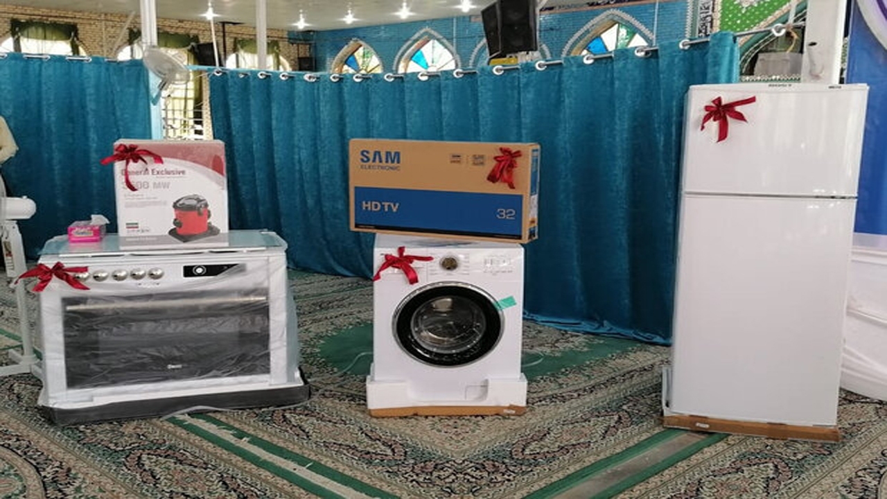 اهدای جهیزیه به نوعروسان در داراب