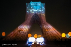 اجرای برج‌ نگاره «قهرمان» بر بدنه برج آزادی
