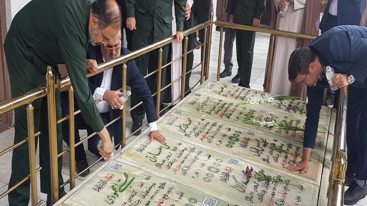 عطرافشانی مزار ۶۰ شهید عملیات آزادسازی خرمشهر در قم
