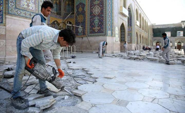 آغاز پروژه تعویض سنگفرش&zwnj;های صحن انقلاب حرم مطهر رضوی+ عکس