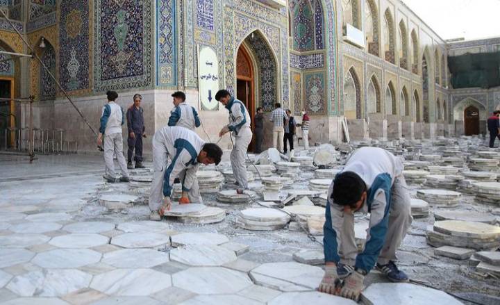 آغاز پروژه تعویض سنگفرش&zwnj;های صحن انقلاب حرم مطهر رضوی+ عکس