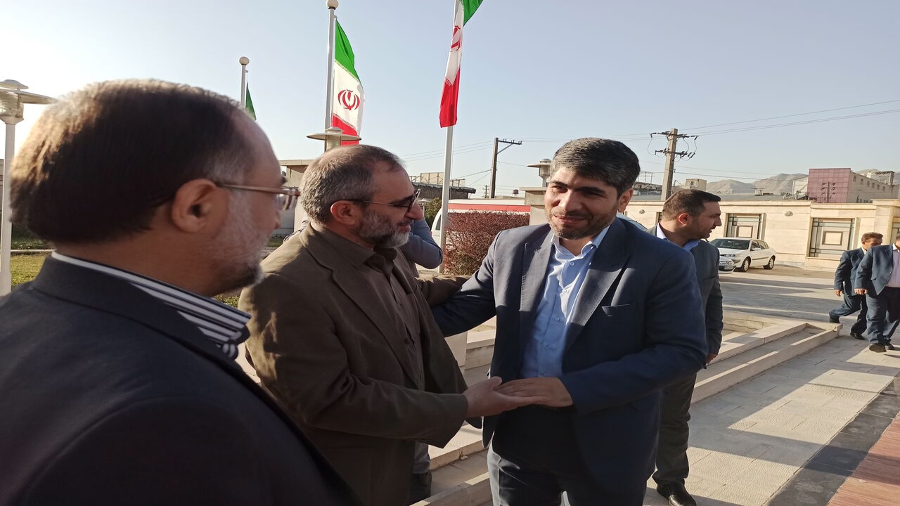 معاون رئیس جمهور و رئیس سازمان اداری و استخدامی کشور وارد اراک شد
