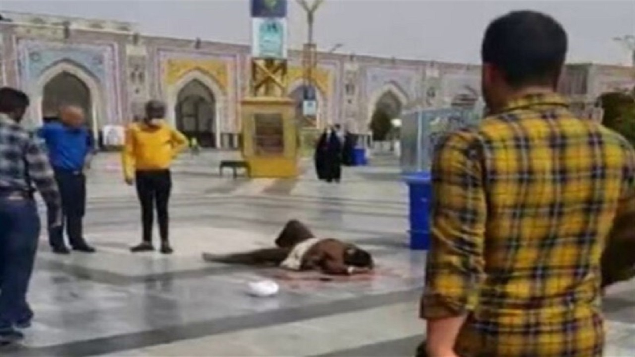 اولین تصاویر مستند از لحظه حمله به ۳ روحانی در حرم امام رضا(ع)
