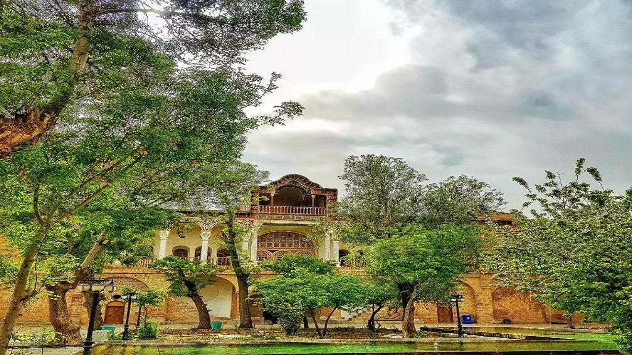 اماکن تاریخی نگاهی به تاریخ در عمارت خسروآباد نمایی از عمارت خسروآباد در سنندج