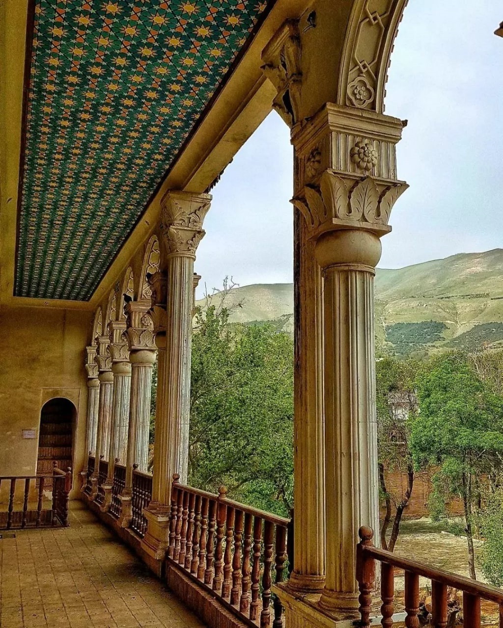 عمارت خسروآباد نگاهی به تاریخ در عمارت خسروآباد نمایی از عمارت خسروآباد در سنندج