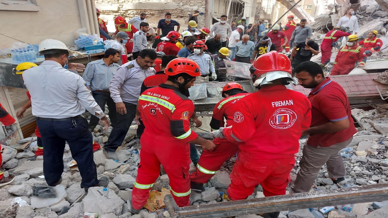 جزییات عملیات آواری برداری و امداد و نجات آتش‌نشانان شیراز در متروپل آبادان