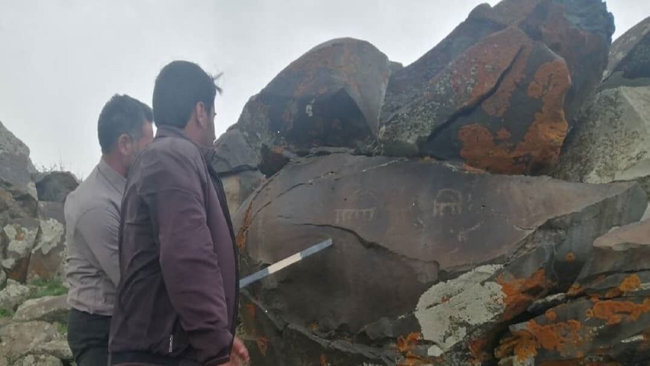 کشف سنگ نگاره‌های باستانی در شهرستان ورزقان