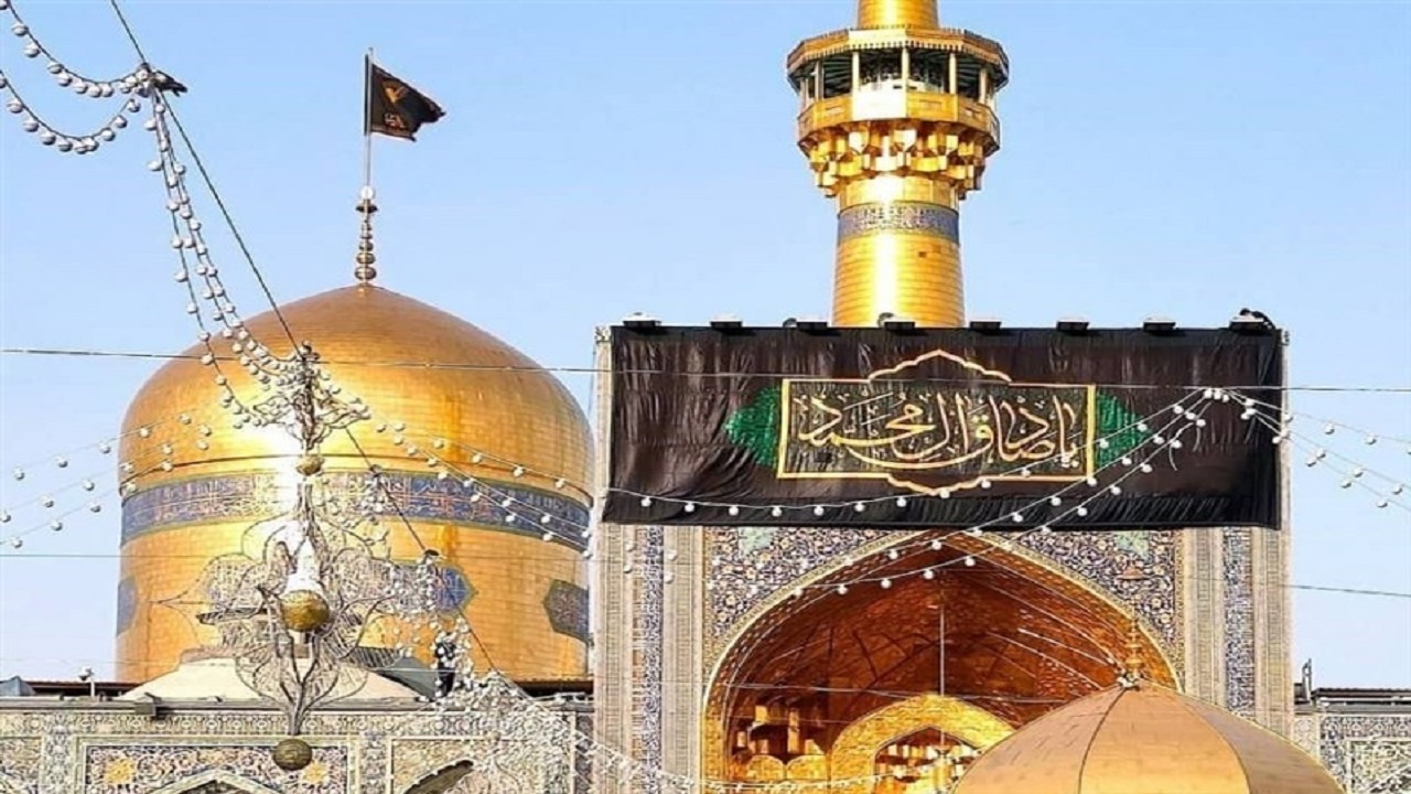 لحظه نصب کتیبه «یا صادق آل محمد» در حرم رضوی + فیلم