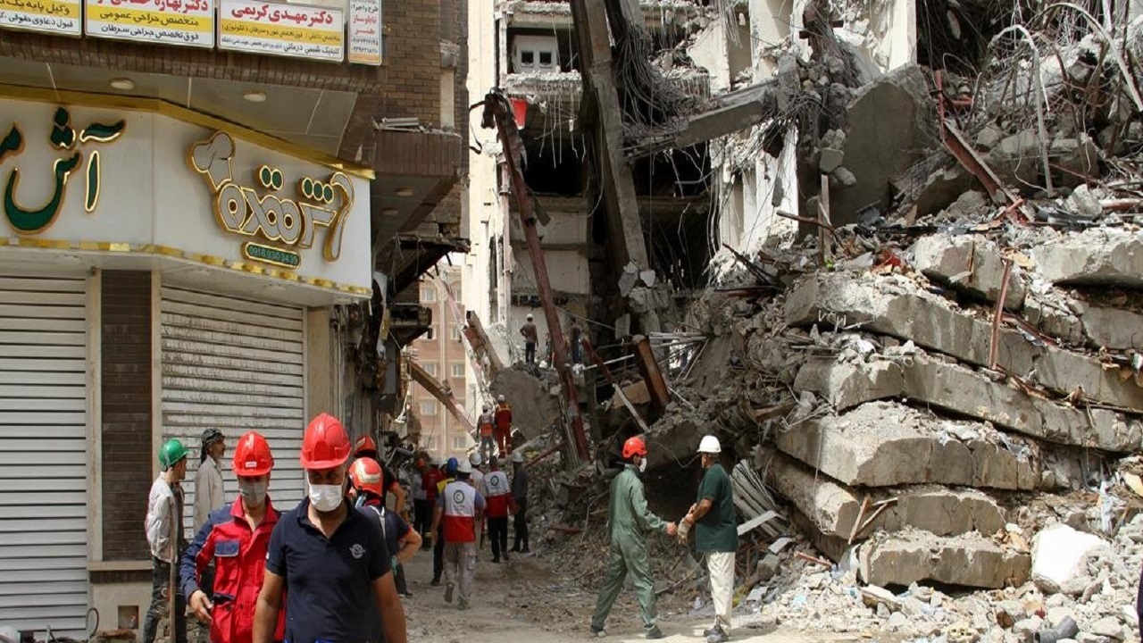خارج کردن پیکر ۲ تن از جانباختگان ساختمان متروپل از زیر آوار توسط آتش نشانان اصفهانی