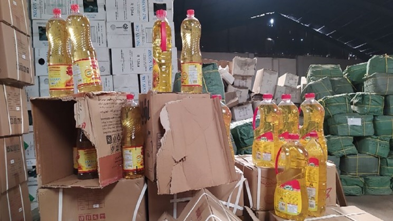 کشف ۱۴ تُن مواد غذایی احتکار شده در بیرجند