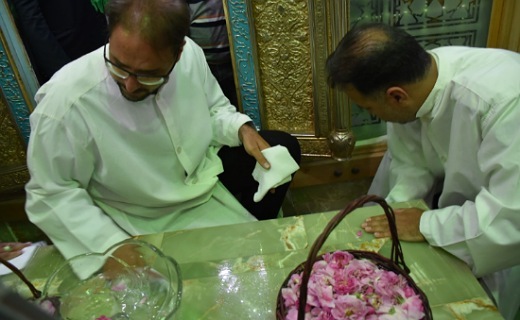 عطرافشانی حرم هلال علی (ع) با گلاب نیاسر +تصاویر