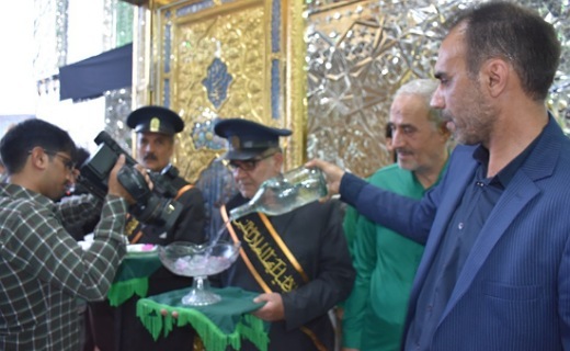 عطرافشانی حرم هلال علی (ع) با گلاب نیاسر +تصاویر