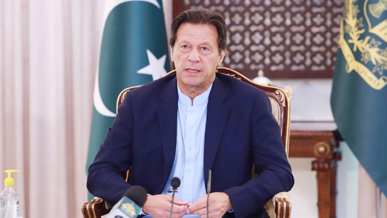 انتقاد عمران خان از افزایش ۲۰ درصدی قیمت سوخت در پاکستان
