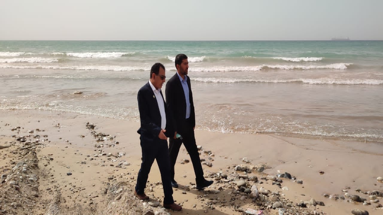 پاکسازی آلودگی نفتی در بندر سیراف در حال انجام است