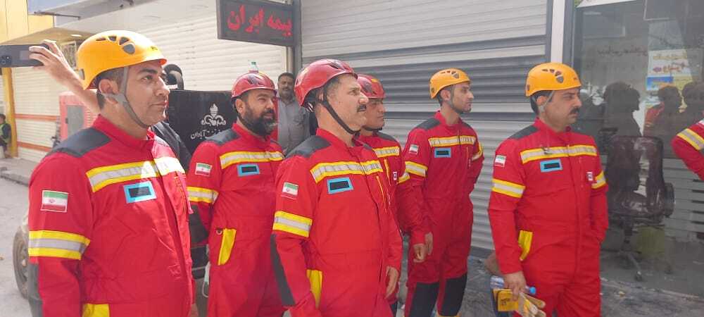 حضور اکیپ امداد و نجات سازمان آتش نشانی در کنار امدادگران در آبادان