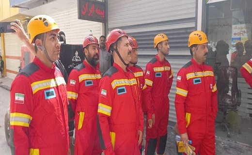حضور اکیپ امداد و نجات سازمان آتش نشانی در کنار امدادگران در آبادان