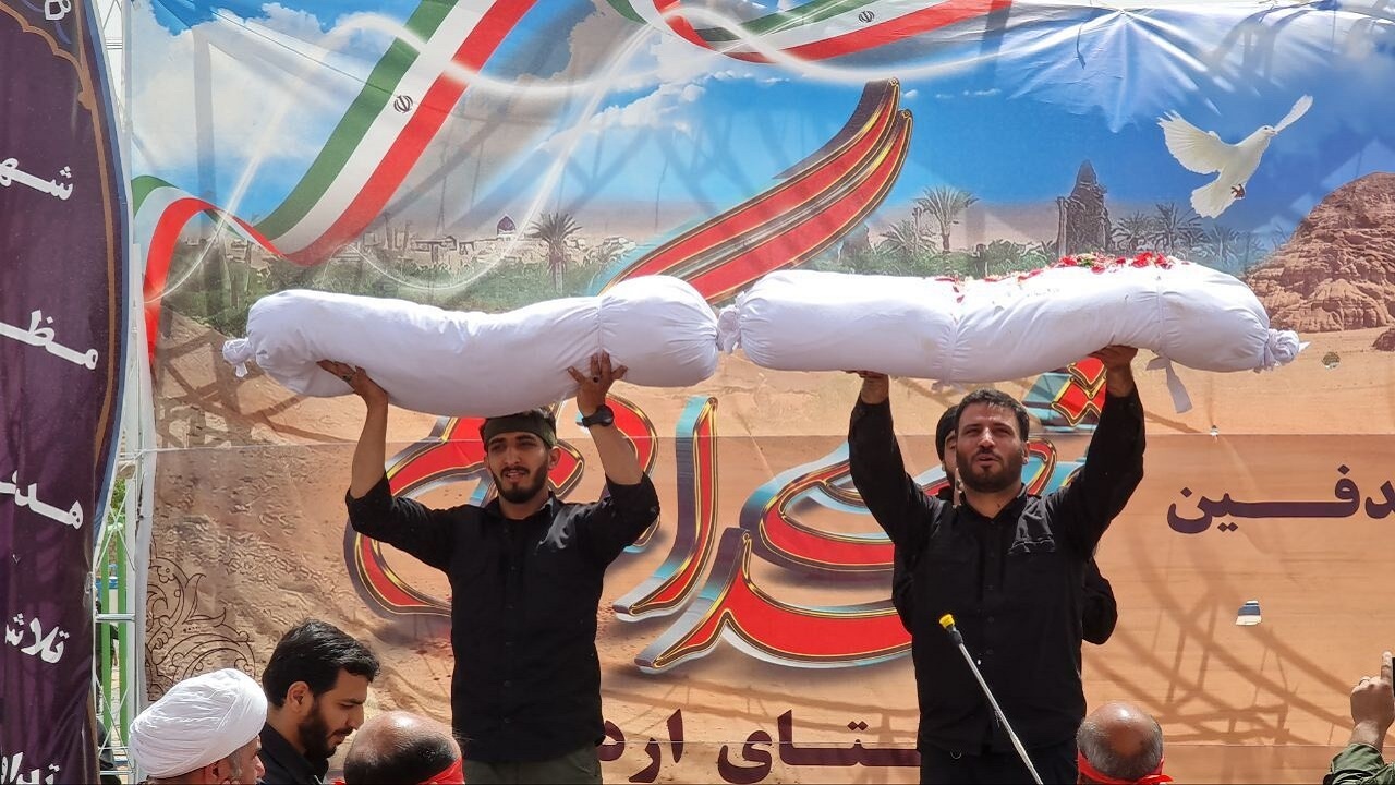 خاکسپاری پیکرهای ۲ شهید گمنام در روستای اردیب خور و بیابانک