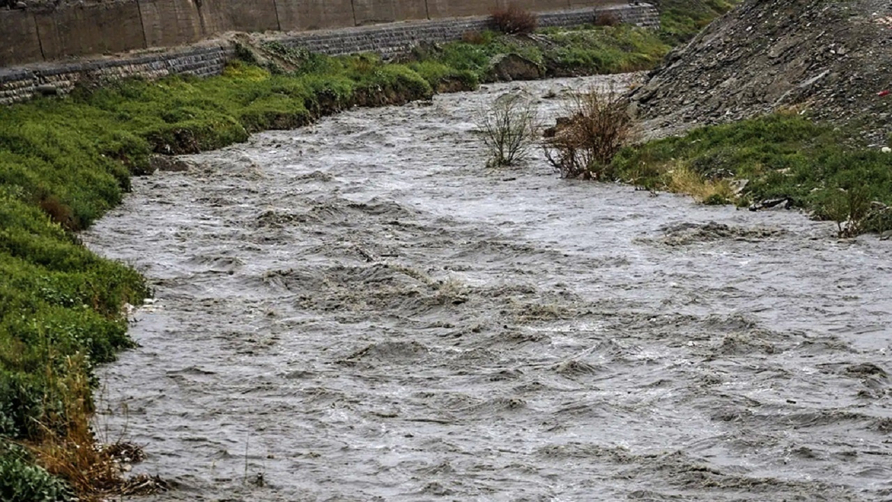 ایجاد روان آب  در رودخانه داروکان نیکشهر
