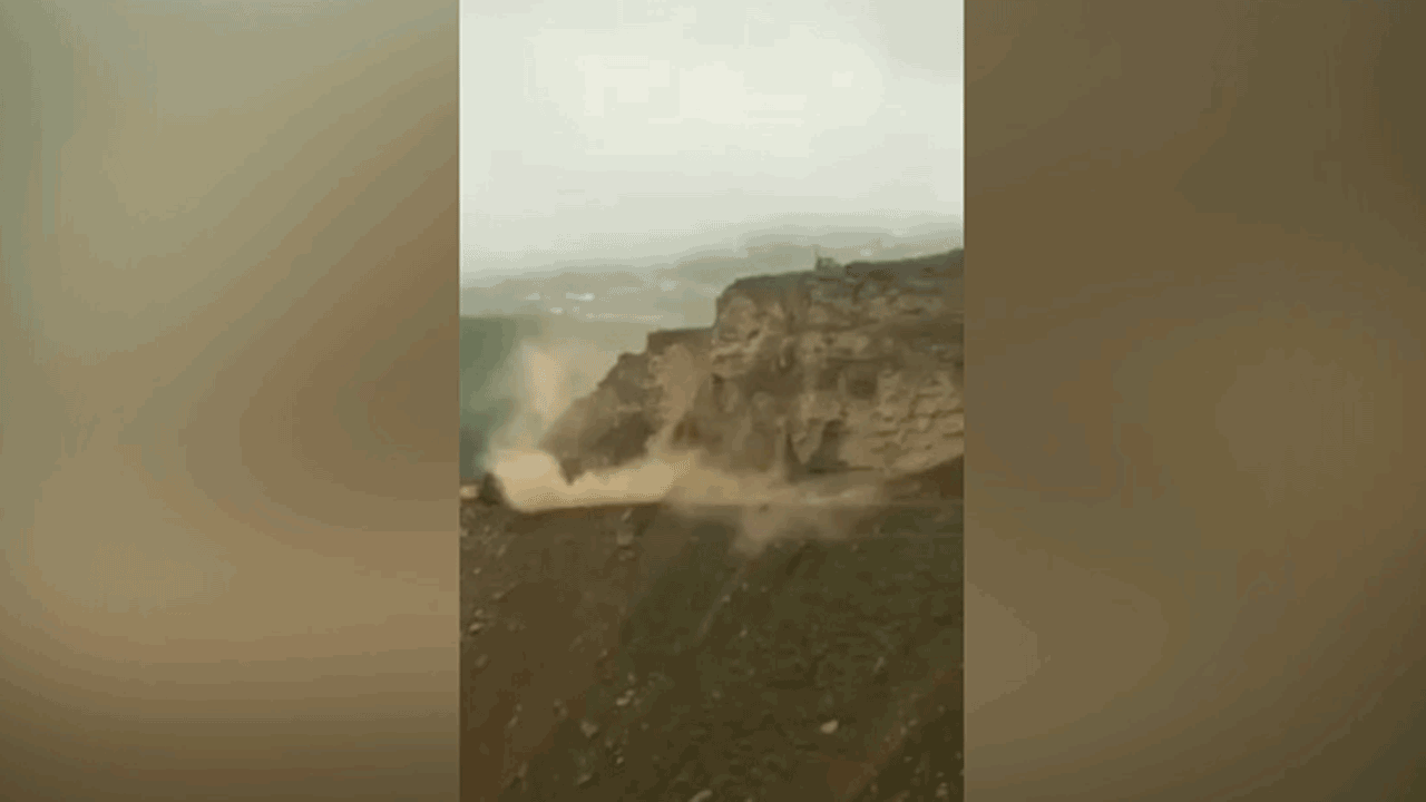 لحظه ریزش یک صخره بزرگ در جاده + فیلم
