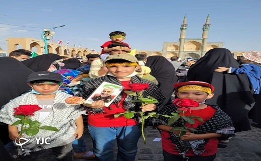 شوق دهه نودی&zwnj;های یزدی برای خواندن سرود &laquo; سلام فرمانده &raquo; +تصاویر