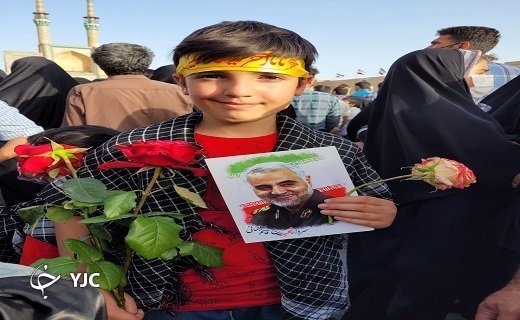 شوق دهه نودی&zwnj;های یزدی برای خواندن سرود &laquo; سلام فرمانده &raquo; +تصاویر