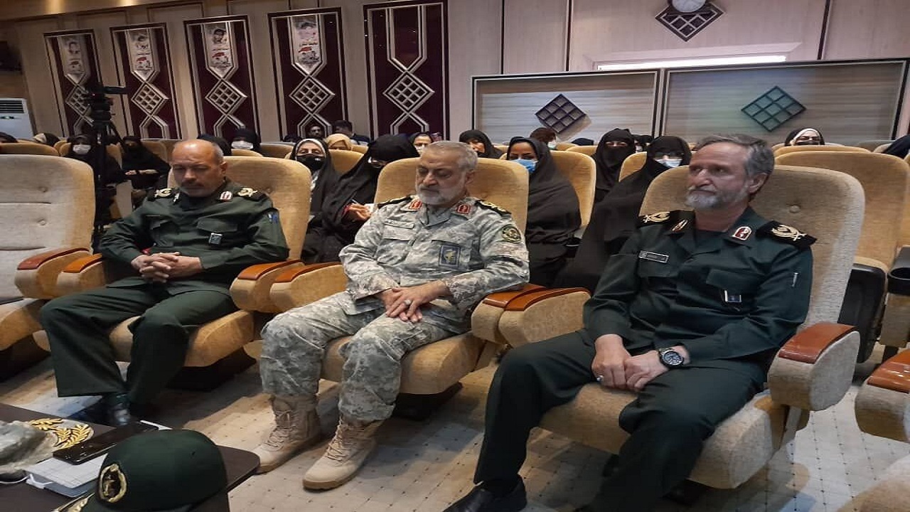 زنان پرچمدار میدان مبارزه علیه جنگ نرم دشمن هستند