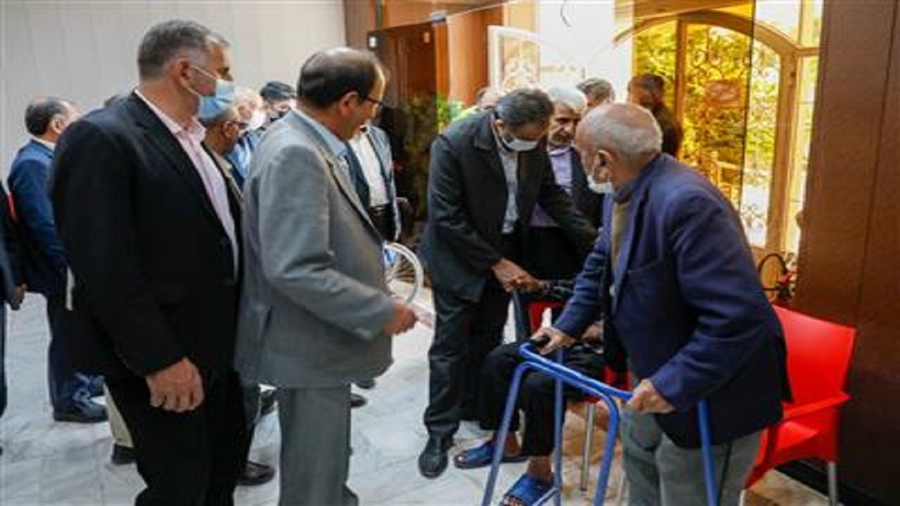 حضور استاندار چهارمحال و بختیاری در سرای سالمندان