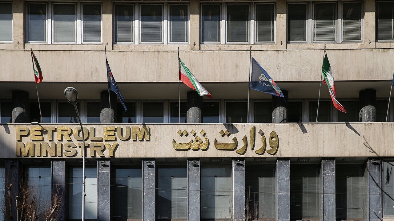 مفاسد اقتصادی در وزارت نفت را گزارش دهید