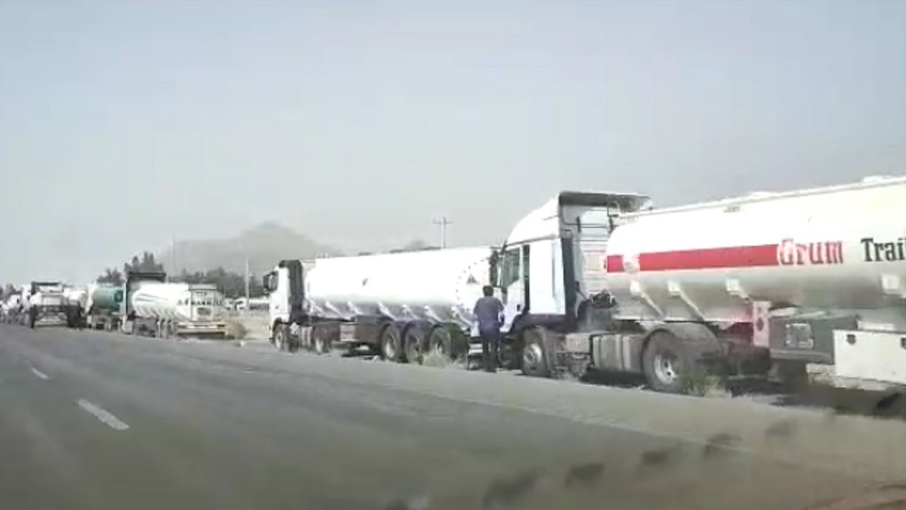 هیچ مشکلی در جایگاه سوخت هامون برای سوختگیری کامیون ها وجود ندارد