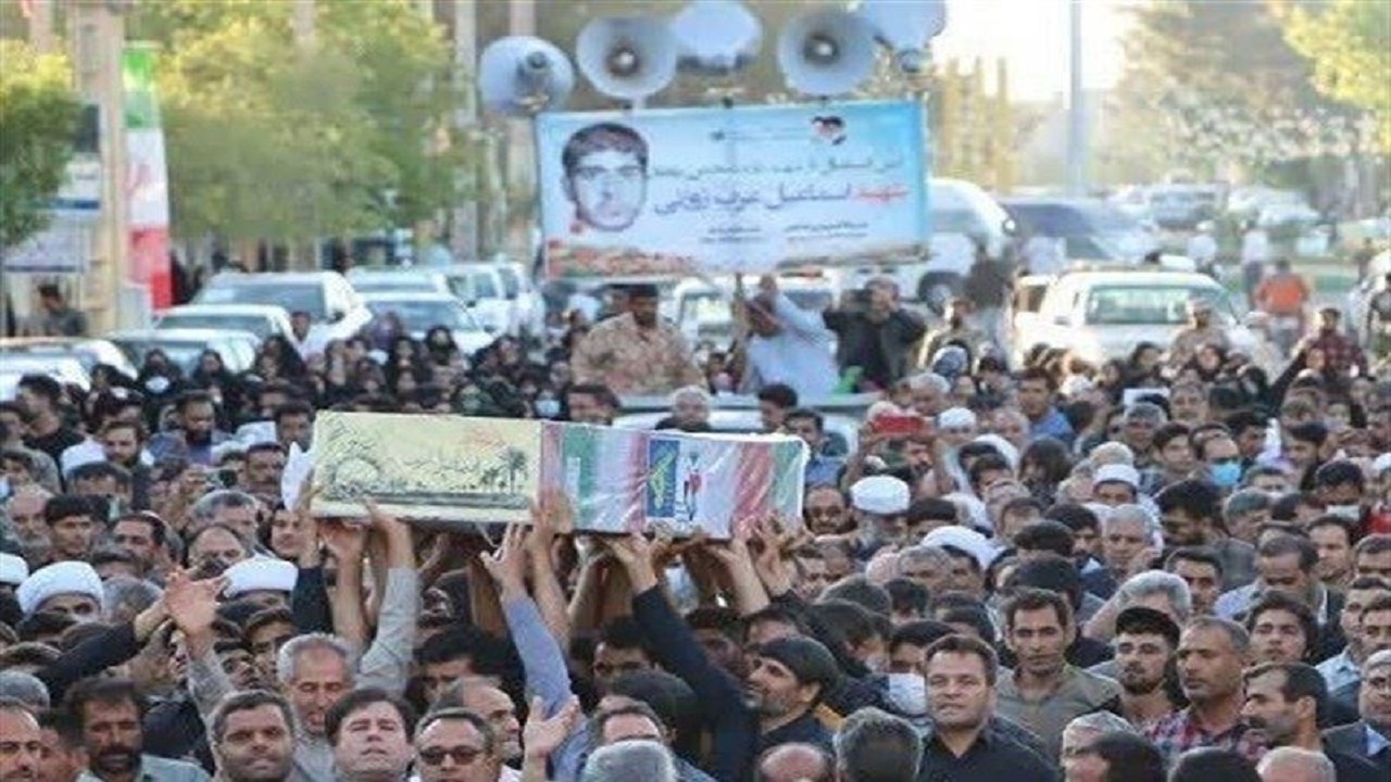 خاکسپاری پیکر شهید عرب زوزنی در زادگاهش