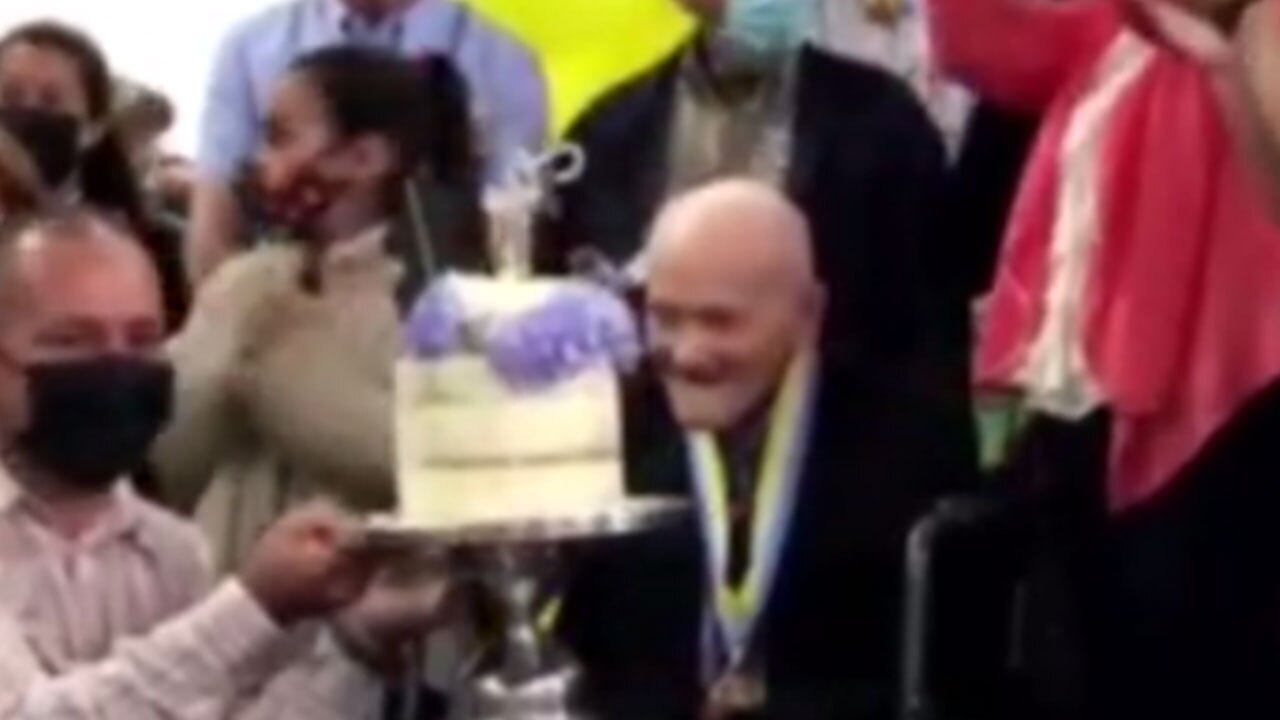 مراسم جشن تولد پیر‌ترین مرد جهان + فیلم