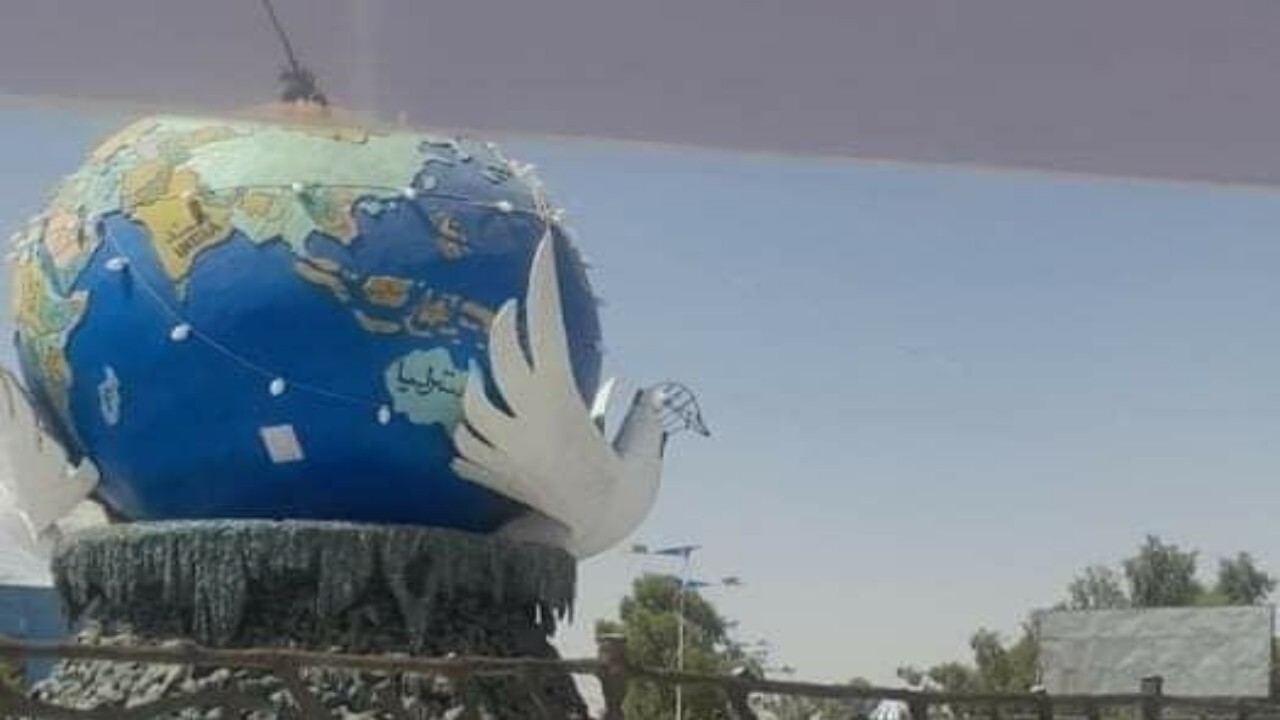 طالبان نماد کبوتر در چهارراه لشکرگاه را تخریب کردند