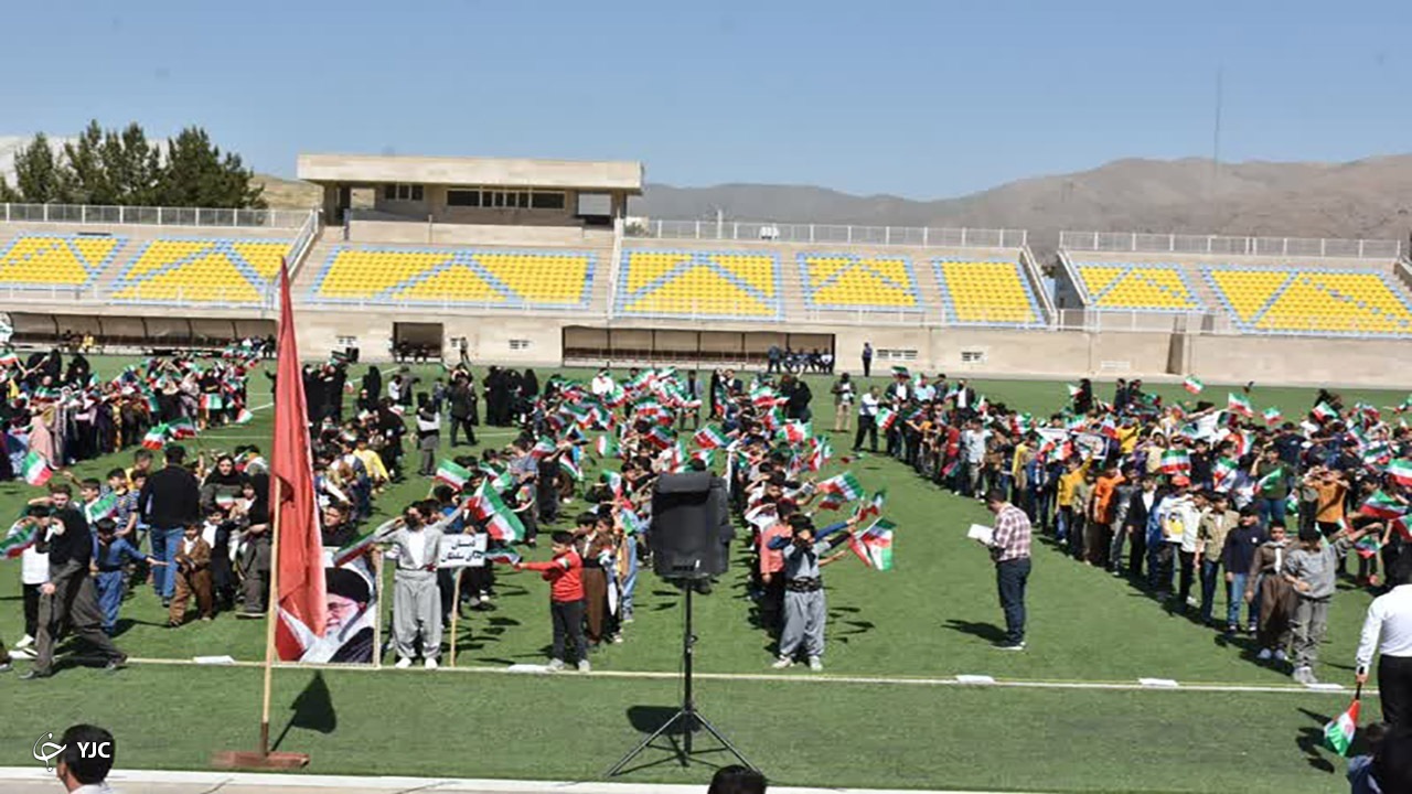 سرود "سلام فرمانده" با حضور بیش از ۳ هزار دانش آموز مهابادی اجرا شد+ فیلم