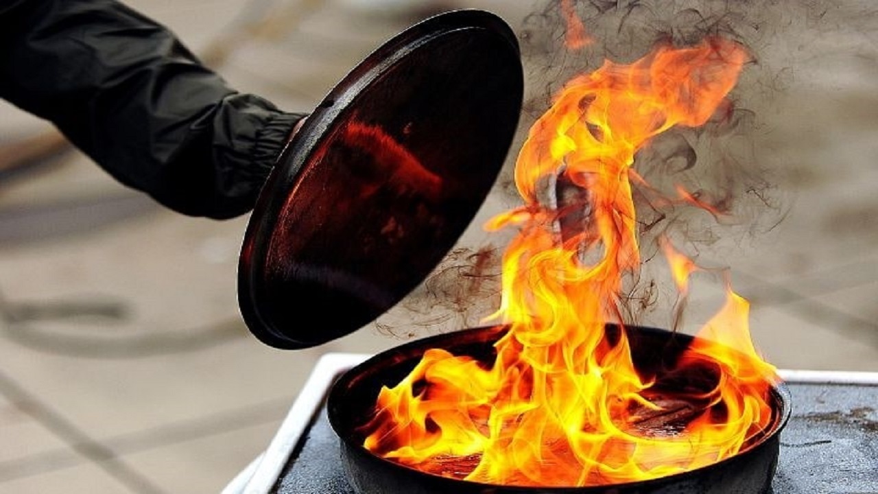نکات ایمنی در موارد آتش سوزی ظروف روی اجاق گاز + فیلم