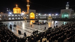 نقار‌ه‌نوازی خادمان حرم رضوی در صبح میلاد حضرت زهرا(س) + فیلم