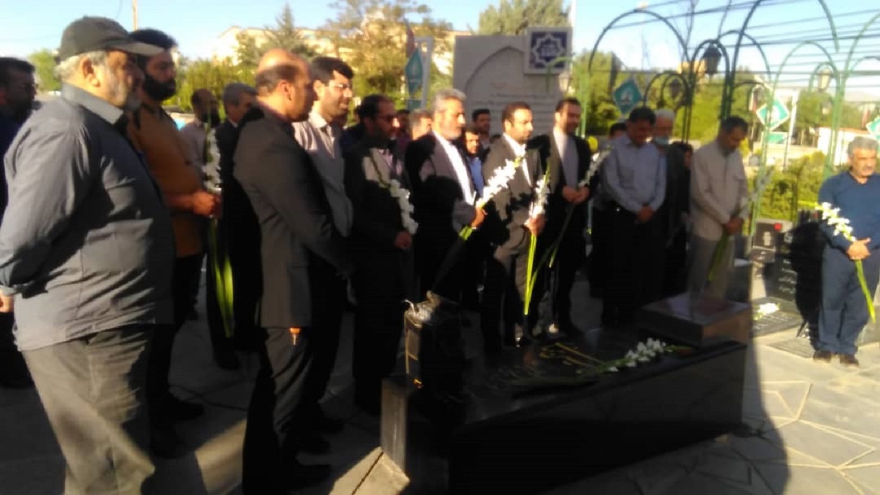 گلباران مزار شهدا در روز اصناف