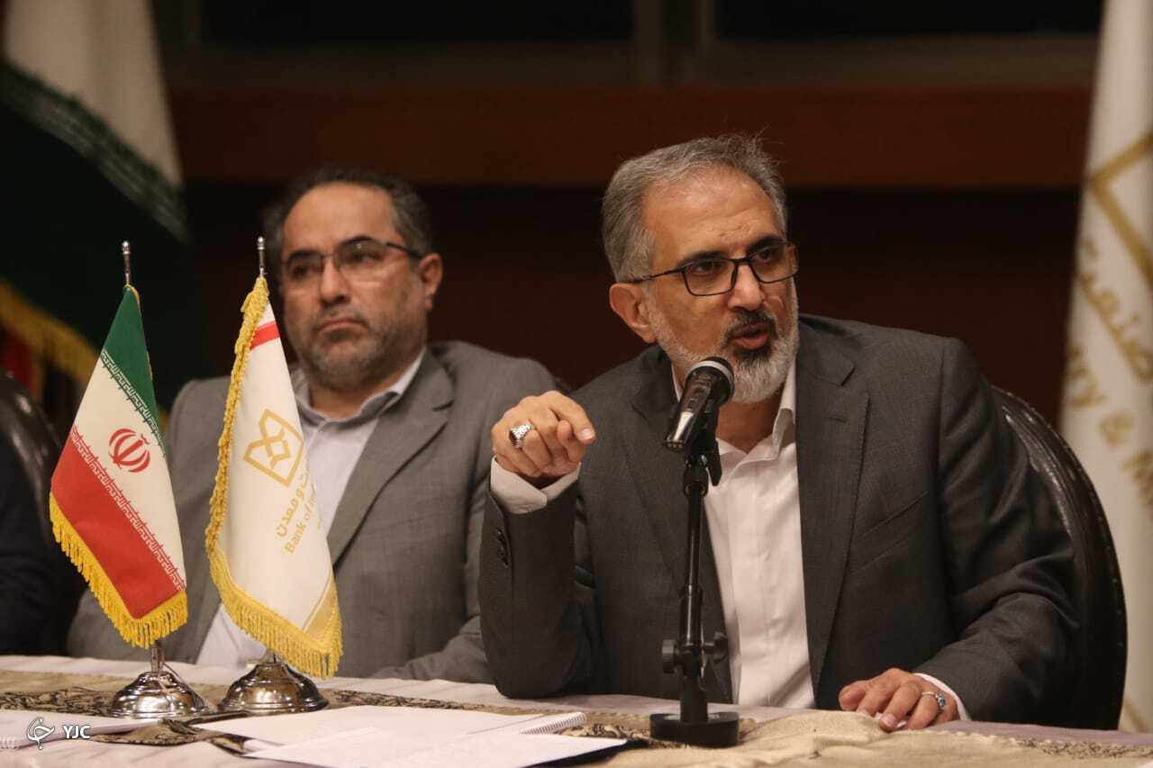 سرمایه انسانی و نحوه ارائه خدمات هویت بانک را تشکیل می‌دهند