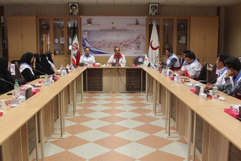 جوانان عضو هلال احمر برای کمک به همنوعان ایثارگری می کنند