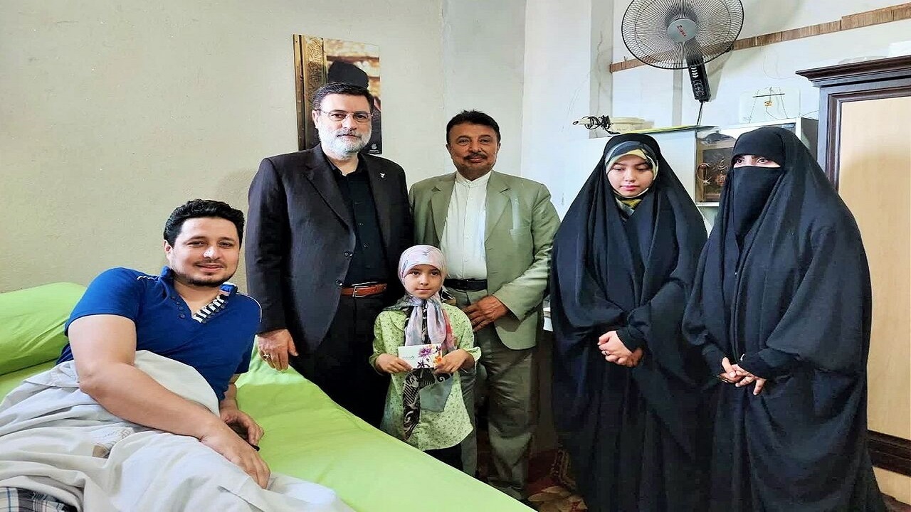 رئیس بنیاد شهید از جانباز افغانستانی مدافع حرم در مشهد عیادت کرد
