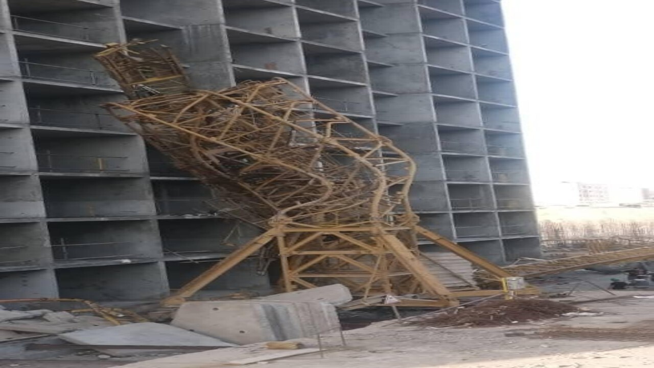 سقوط یک دستگاه جرثقیل در شاهین شهر