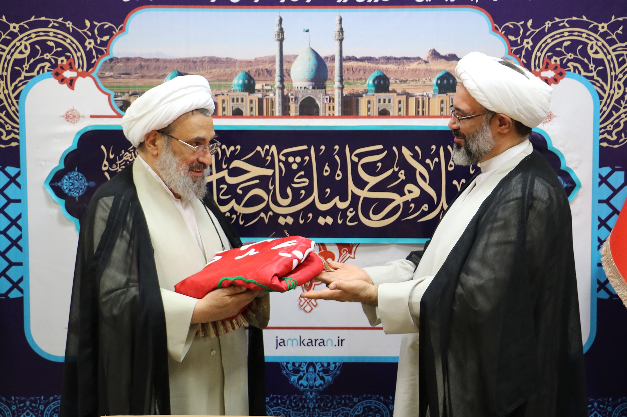 اهدای پرچم مسجد مقدس جمکران به رسانه ملی