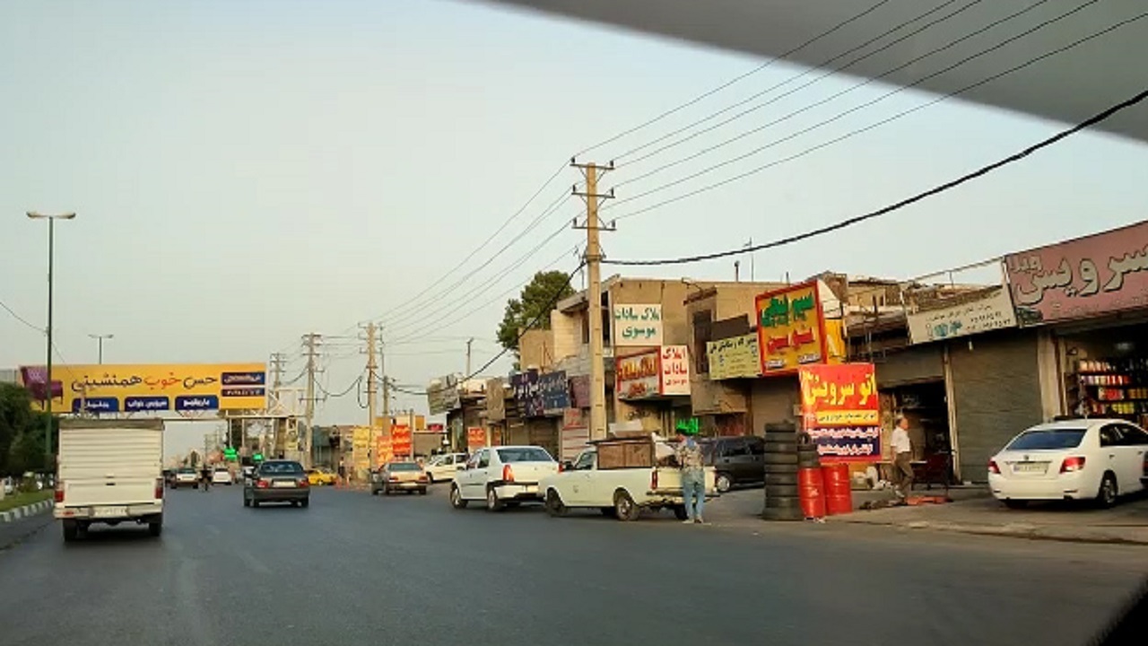 سد معبر ضایعاتی ها در وسط پیاده رو + فیلم