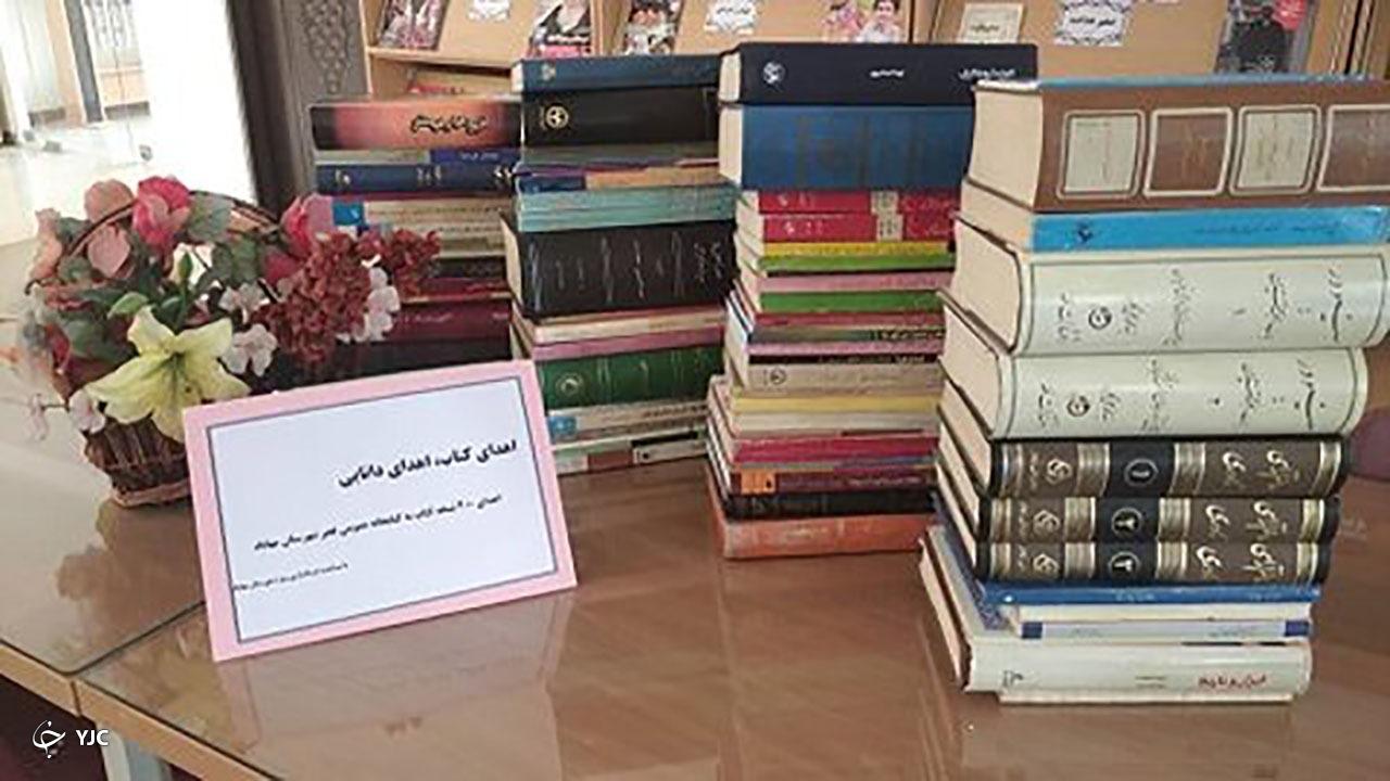 ۴۰۰ جلد کتاب به کتابخانه عمومی فجر مهاباد اهدا شد