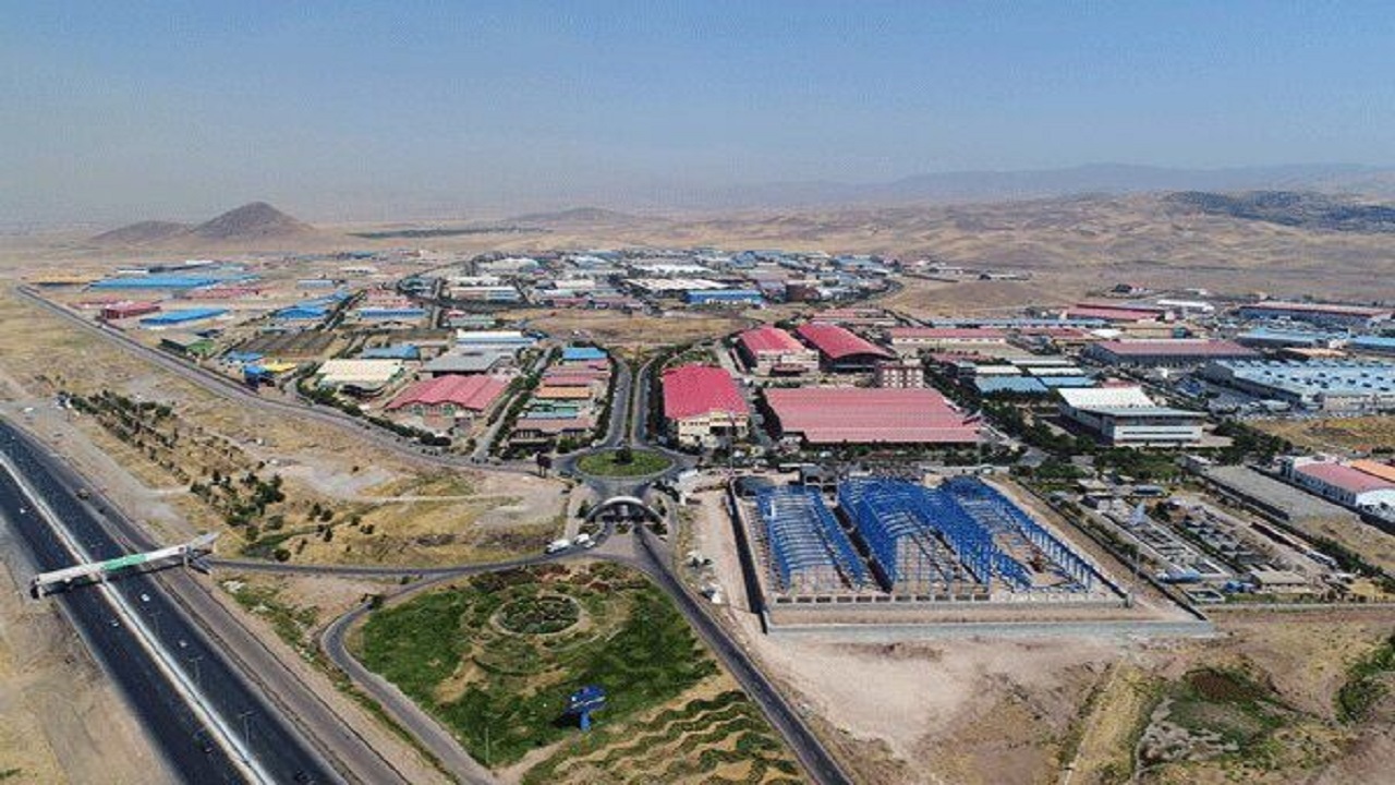 در حال پالایش متقاضیان زمین در شهرک تخصصی بادام هستیم
