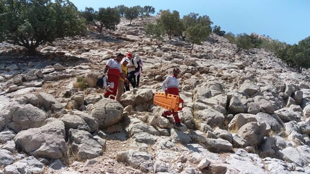 نجات کوهنورد گرفتار در کوهستان گرین با امدادگران هلال احمر نهاوند
