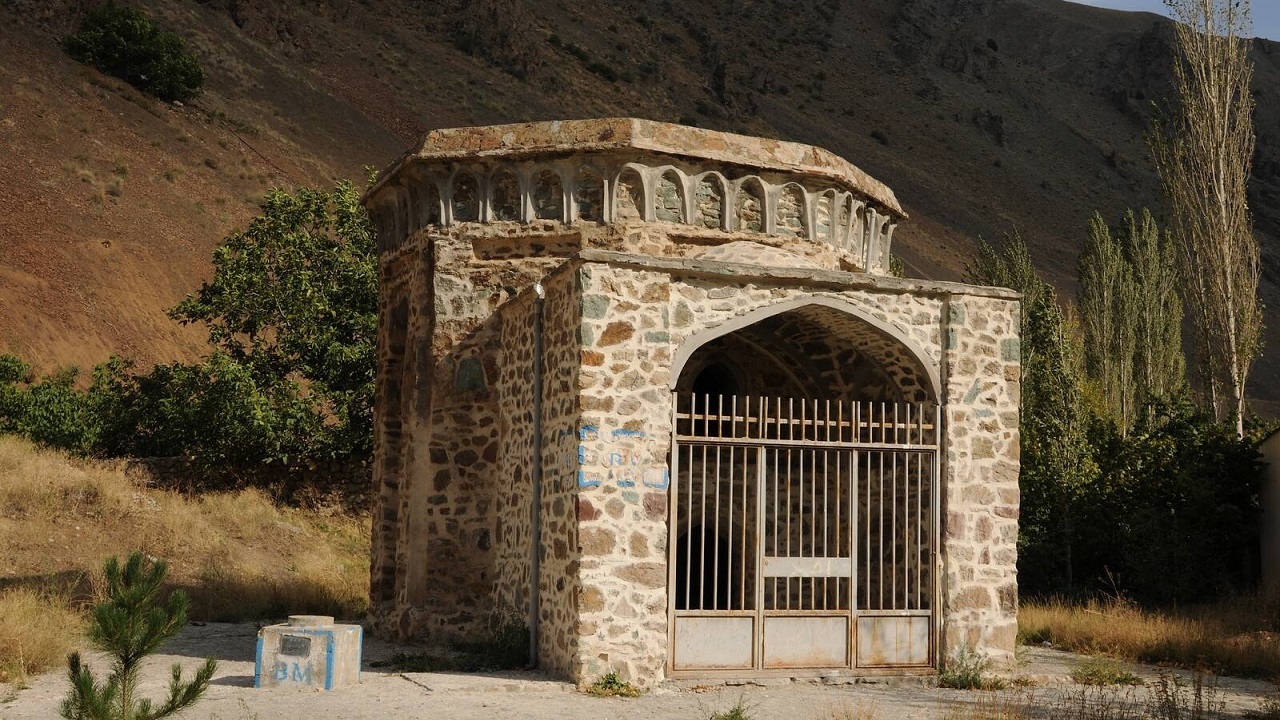برج تهمینه در جاده چالوس /مقبره ای سنگی و مرموز از روزگار تیموریان